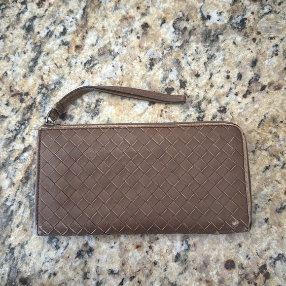 Brown Bottega wallet (AUTHENTIC) with barcode - Picture 2 of 4